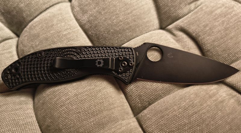 Nóż składany Spyderco Tenacious Lightweight Black FRN, Black 8Cr13MoV by Eric Glesser (C122PBBK)