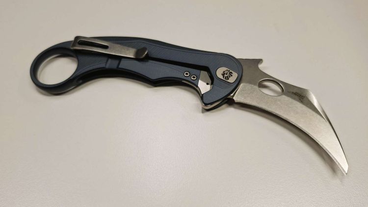 Nóż składany LionSteel L.E.One Mid Karambit Ice Blue Aluminium, Stonewashed M390 by Emerson Design (LE2 A IS)