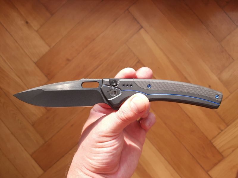 Nóż składany WE Knife Exciton LE No 084/205 Black Titanium / Twill Carbon Fiber, Two-Tone Black CPM 20CV (WE22038A-2)