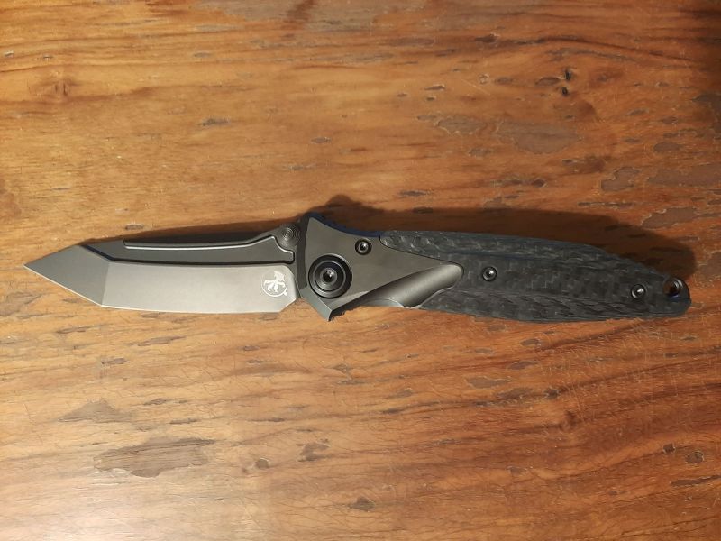 Nóż składany Microtech Socom Bravo Tanto Black DLC / Carbon Fibre Scales, Black DLC by Tony Marfione (261-1DLCTCFTIS)