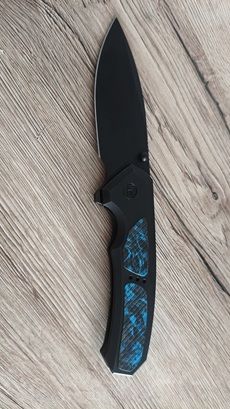 Nóż składany WeKnife Corwyn Black Titanium/Black-Blue Carbon Fiber, Black Stonewashed M390 (WE24088-1)