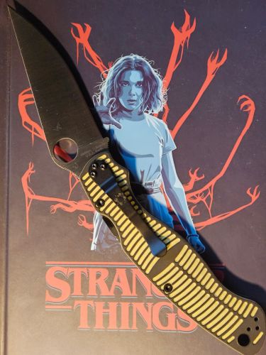Nóż składany Spyderco Military 2 Salt Yellow/Black G10, Satin MagnaCut by Sal and Eric Glesser(C36GBKYLMCP2)