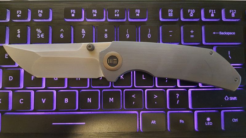 Nóż składany WE Knife Thug XL Gray Titanium, Gray Hand Rubbed CPM 20CV by Matthew Christensen (WE20028D-1)