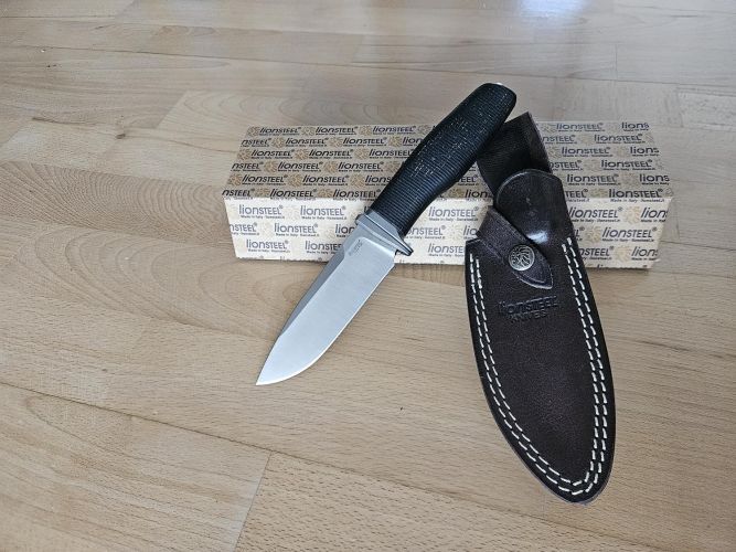 LionSteel Acha Black Burlap Micarta, Satin M390 by Molletta (AH BLB)