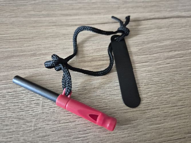 Krzesiwo Barbaric 33902 Fire Starter Red z gwizdkiem