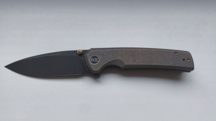 Nóż składany WeKnife Subjugator Bronze Titanium, Black Stonewashed CPM 20CV (WE21014C-4)