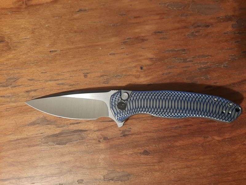 Nóż składany WE Knife Button Lock Kitefin LE No 140/155 Blue/Gray Titanium, Hand Polished Satin CPM 20CV (WE19002M-3)