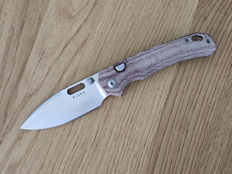 Nóż składany Kizer Outposter Brown Norplex UltreX Micarta, Satin Nitro-V (V3802BDA1)
