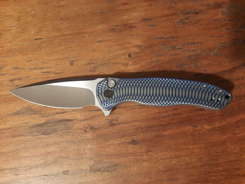 Nóż składany WE Knife Button Lock Kitefin LE No 137/155 Blue/Gray Titanium, Hand Polished Satin CPM 20CV (WE19002M-3)