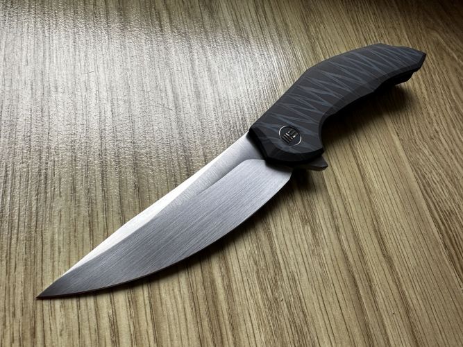 Nóż składany WE Knife Merata LE No 149/200 Tiger Stripe Titanium, Hand Rubbed Satin CPM 20CV by Anton Tkachenko (WE22008A-3)