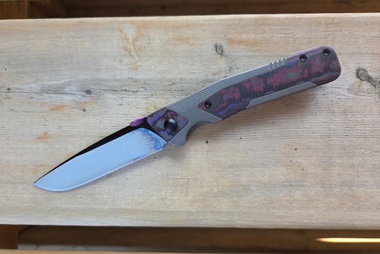 Nóż składany Kizer Sable Chief Dark Gray Titanium / Purple Haze Fat Carbon, Polished DLC Ultra K390 by Jonathan Styles (Ki3745A2)
