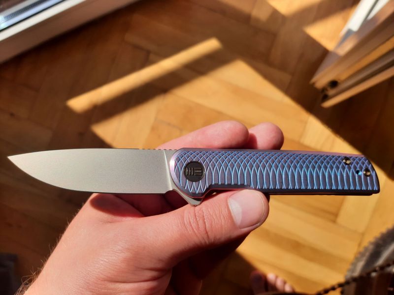 Nóż składany WE Knife Charith LE No 072/210 Ripple Pattern Purple Titanium, Silver Bead Blasted CPM 20CV (WE20056-2)