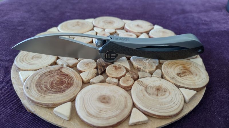 Nóż składany WE Knife Pleroma Gray Titanium / Carbon Fiber, Satin M390 by Elijah Isham (821A)