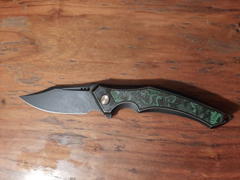 Nóż składany WE Knife Orpheus LE No 081/155 Bronze / Black Titanium / Jungle Wear Fat Carbon Fiber, Black Stonewashed CPM 20CV (WE23009-1)