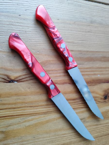 Nóż kuchenny MAM Universal 100 Red Metakrilat, Serrated Stainless Steel (4311)