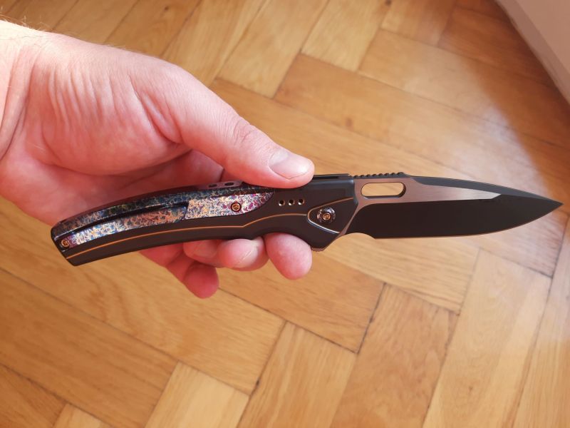 Nóż składany WE Knife Exciton LE No 189/210 Black / Flamed Titanium, Two Tone CPM 20CV (WE22038A-4)