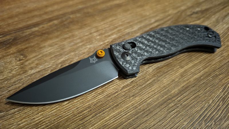 Nóż składany Fox Anzu Carbon Fiber 3K, Black PVD MagnaCut by Les George (FX-560 CFOR)