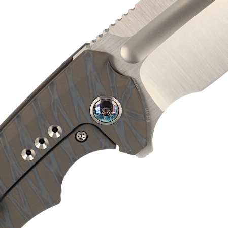 Nóż WE Knife Nexusia LE No ???/150 Tiger Stripe Titanium, Hand Satin CPM 20CV (WE22044-3)