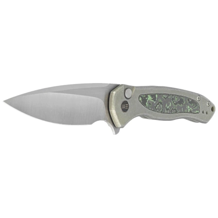 Nóż składany WE Knife Button Lock Kitefin LE No 103/157 Green Titanium/Jungle Wear Fat Carbon, Hand Polished Satin CPM 20CV (WE19002N-2)