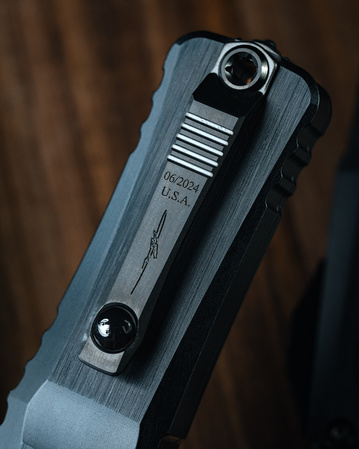 Nóż automatyczny OTF Microtech Custom Combat Troodon LT Interceptor Signature Black Aluminium, Baker Forge Raindrop CopperMai Damascus by Tony Marfione (1217-16MS1)