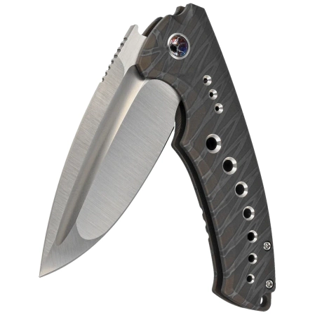 Nóż WE Knife Nexusia LE No ???/150 Tiger Stripe Titanium, Hand Satin CPM 20CV (WE22044-3)