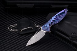 Nóż na szyję RikeKnife Mini Hummingbird Blue Titanium, Rose Damascus by Richard Wu (RK-MINI-B)